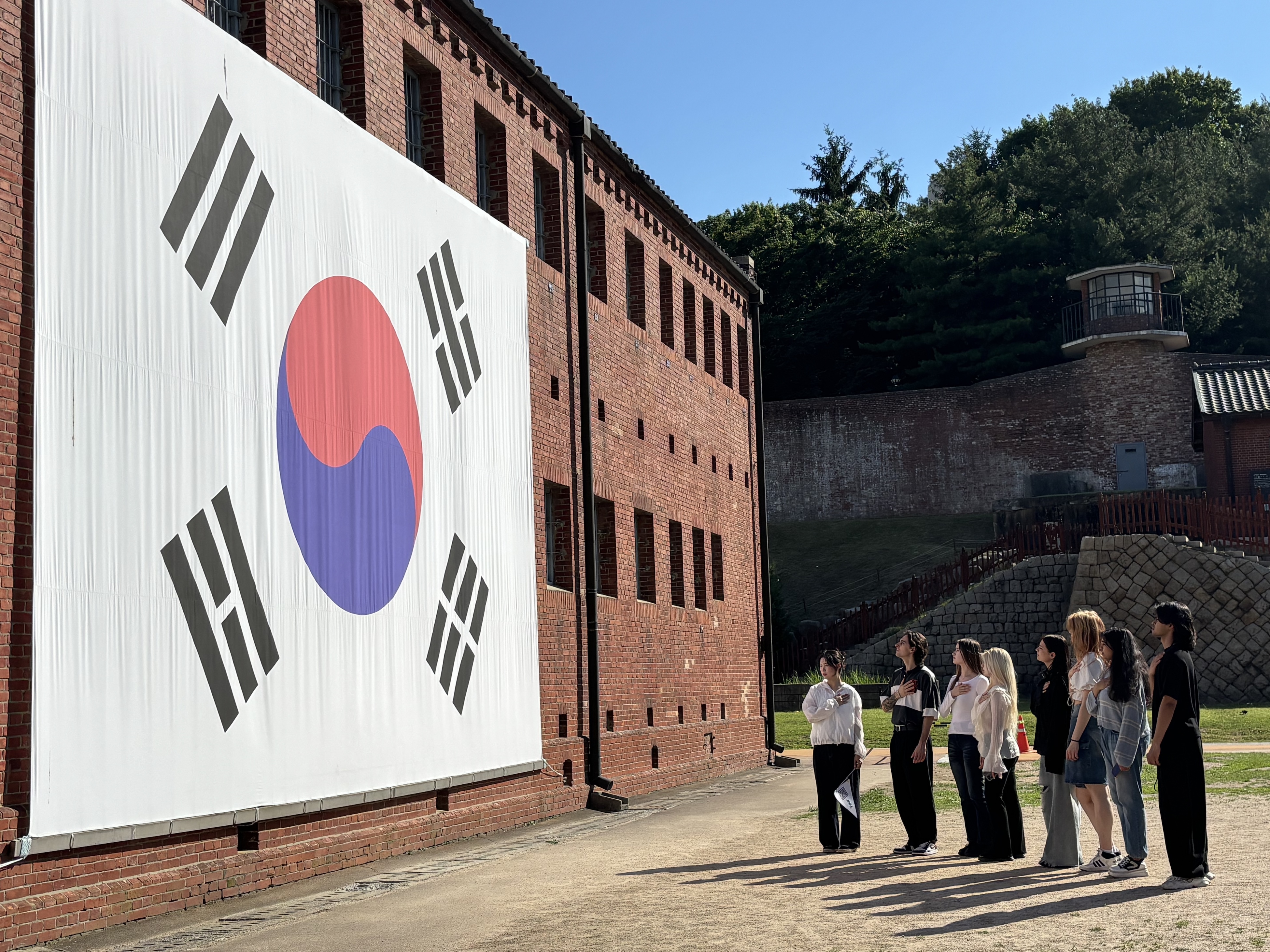 Seoul Dark History Tour: Deoksugung Palace & Seodaemun Prison image