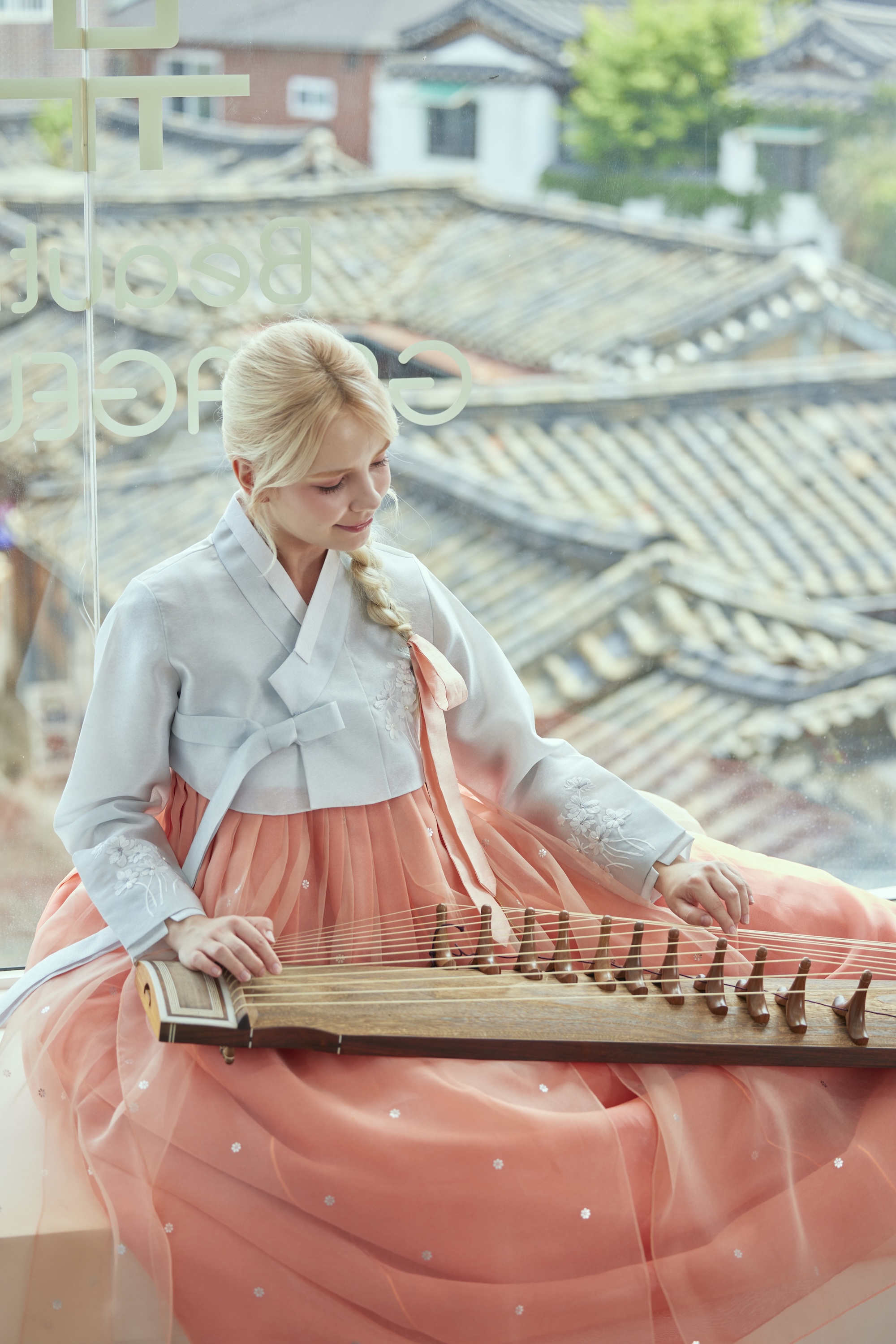 Seoul: Gayageum Class & Hanbok Experience in Bukchon Village image_2